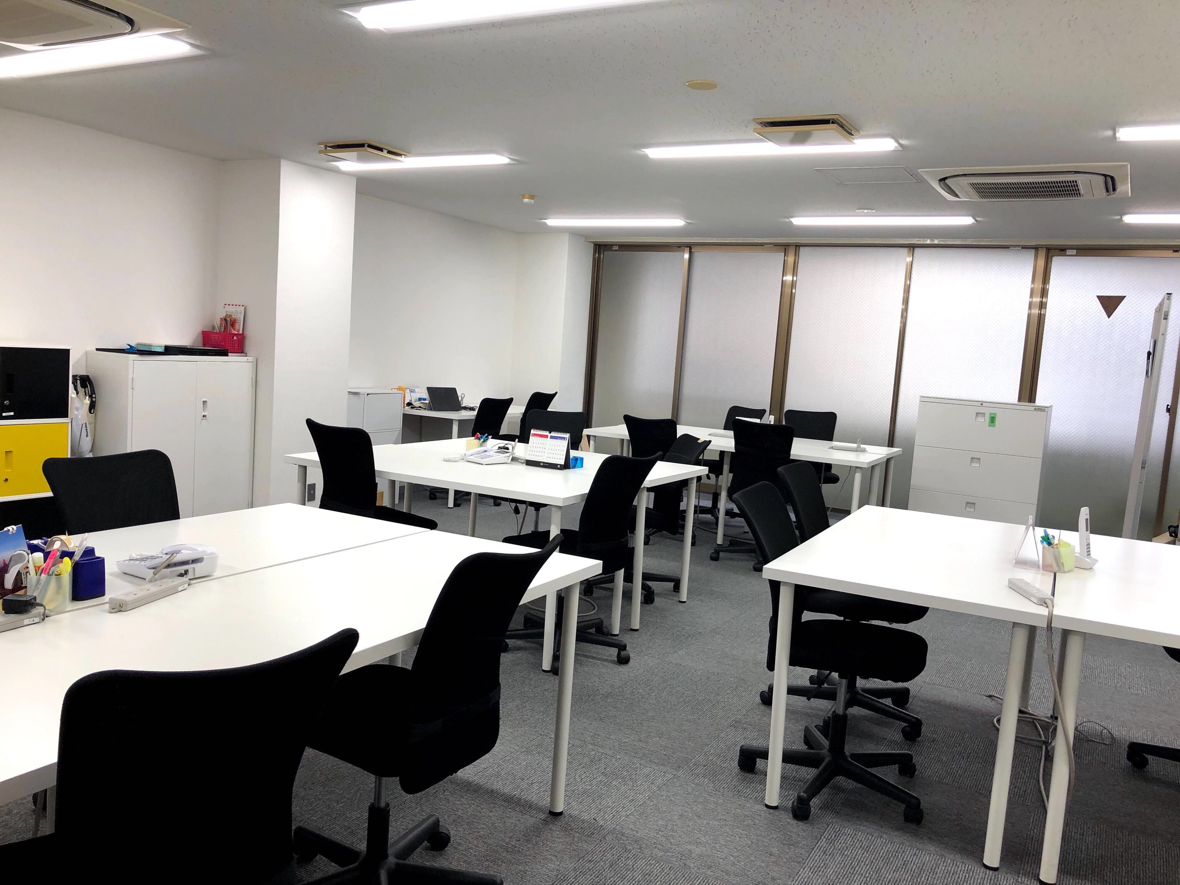 全員の顔が見える場所で仕事をする「座席配置」と「フリーアドレス」