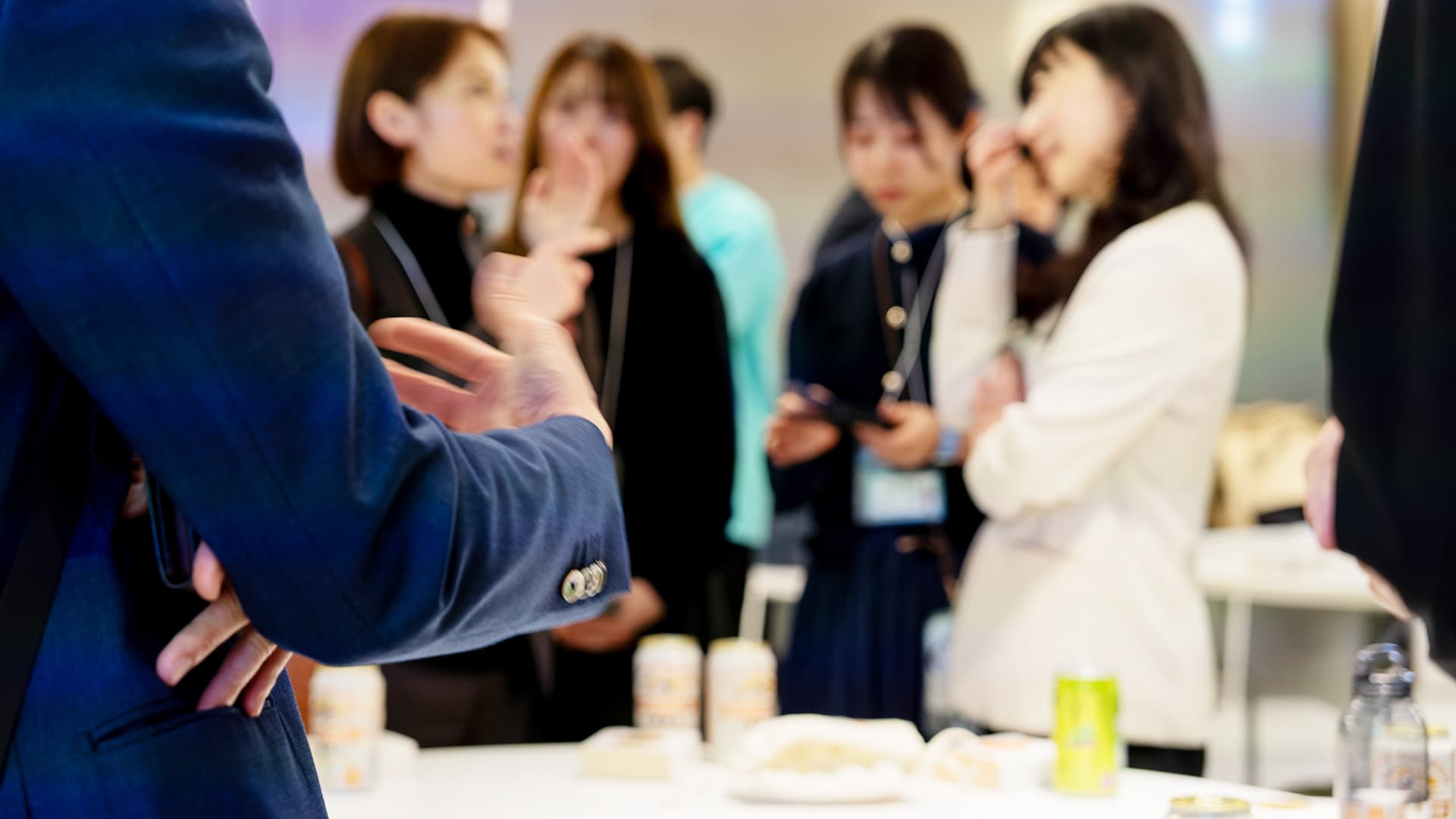 軽食とドリンクを持ち寄り、各々課題別で話をする皆さま