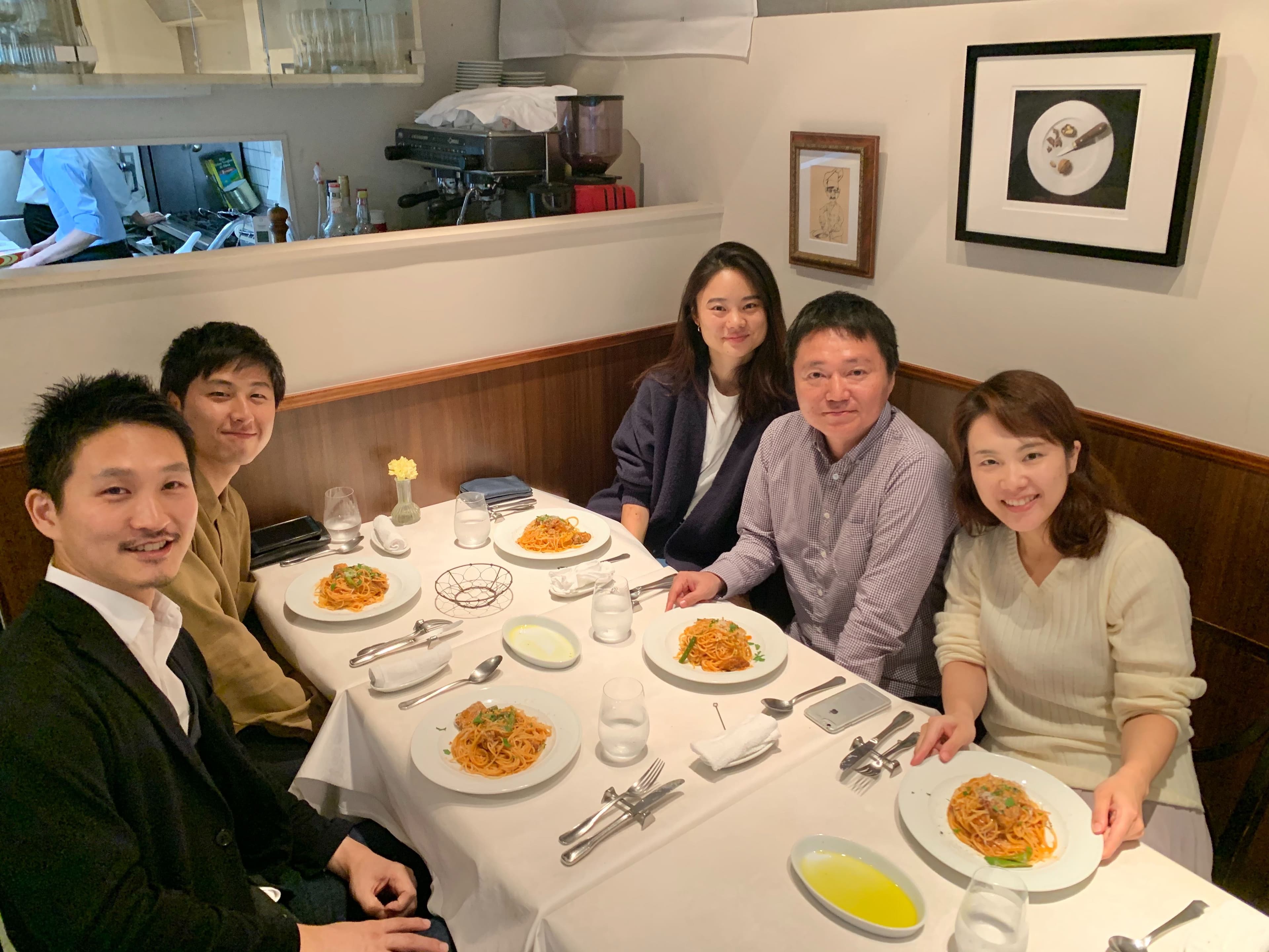 チーム全員で月1回のランチ会で相互理解を促進!