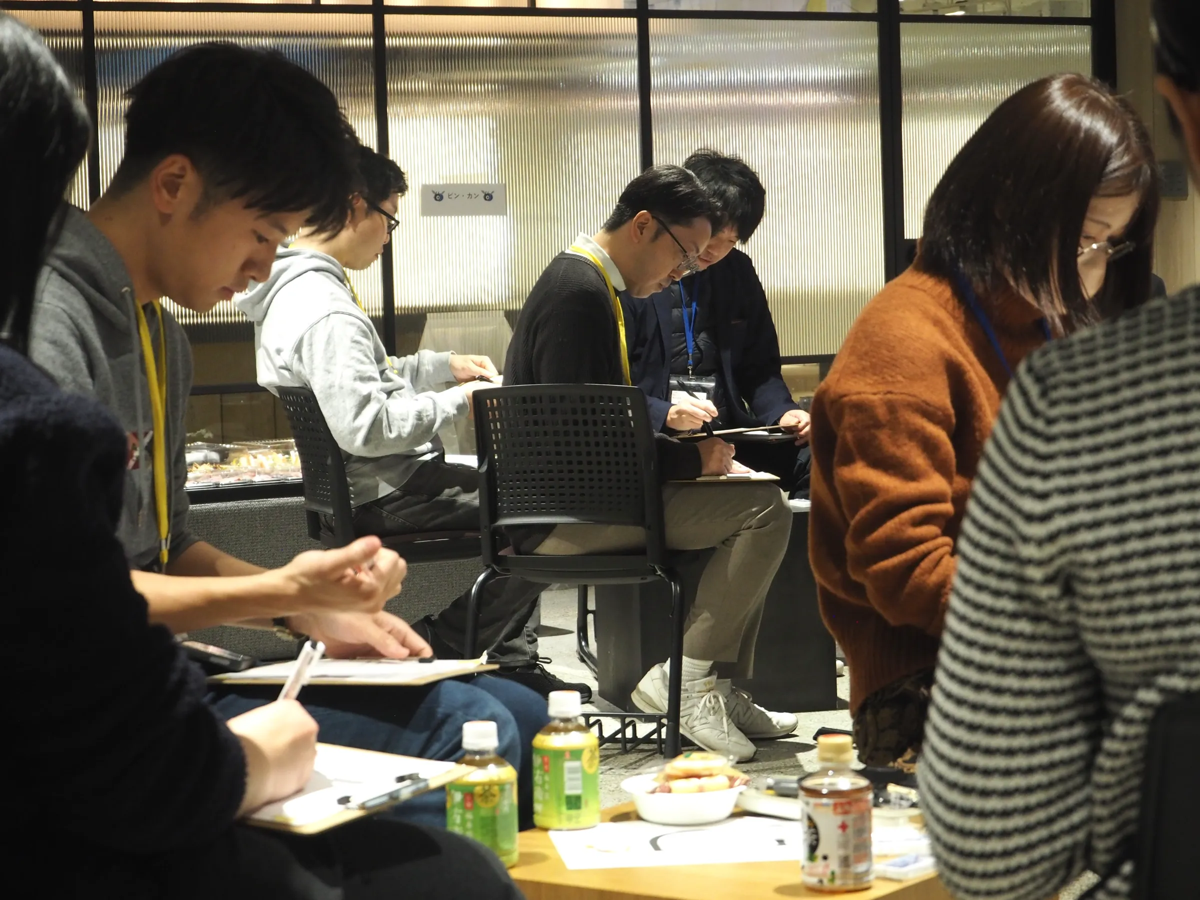 皆さん真剣にワークシートに記入していきます