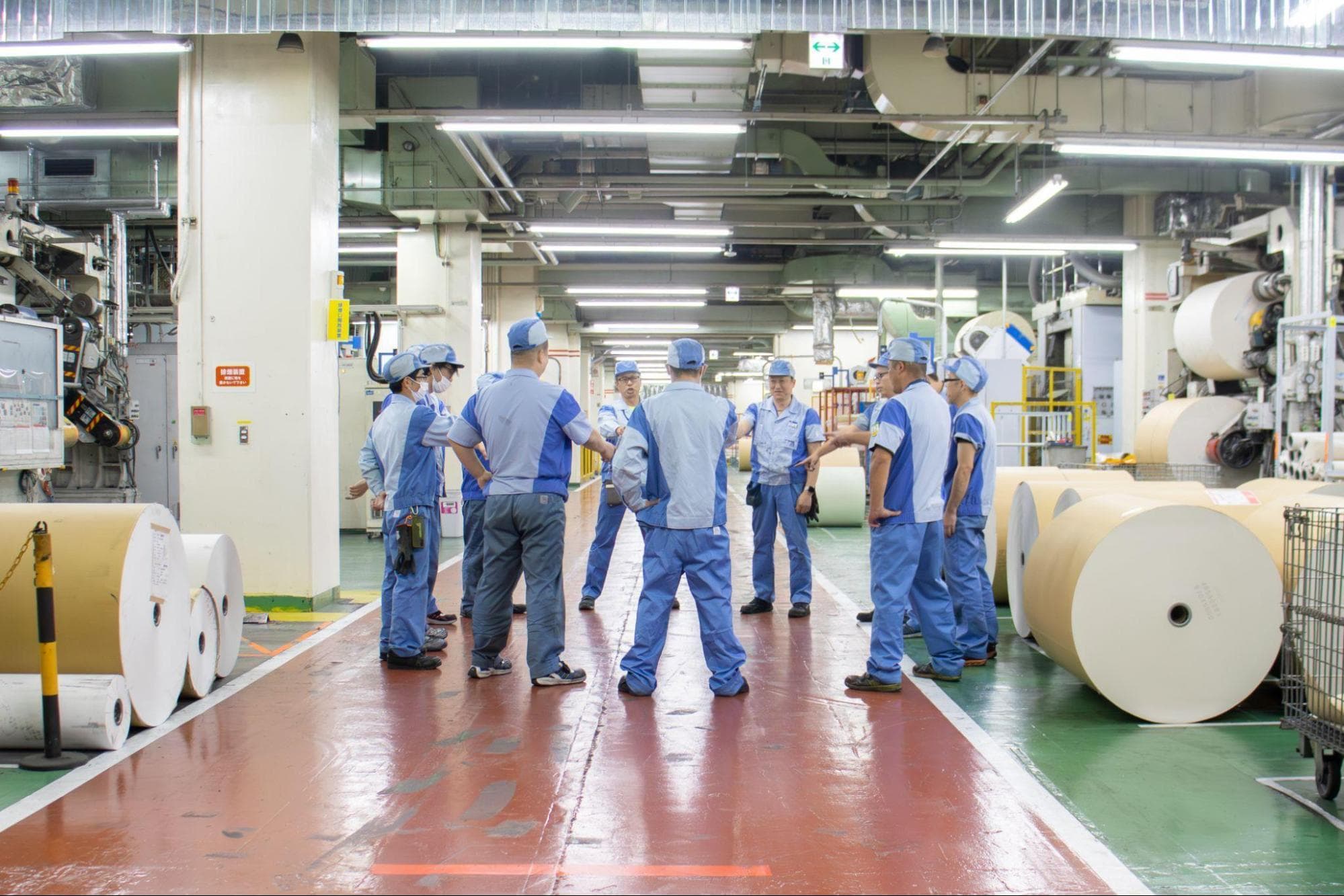 作業開始前の唱和は各チームが自分たちで考案。日々の慣れた作業だからこそ、全員で指さしと声出しをして事故防止への意識を高める