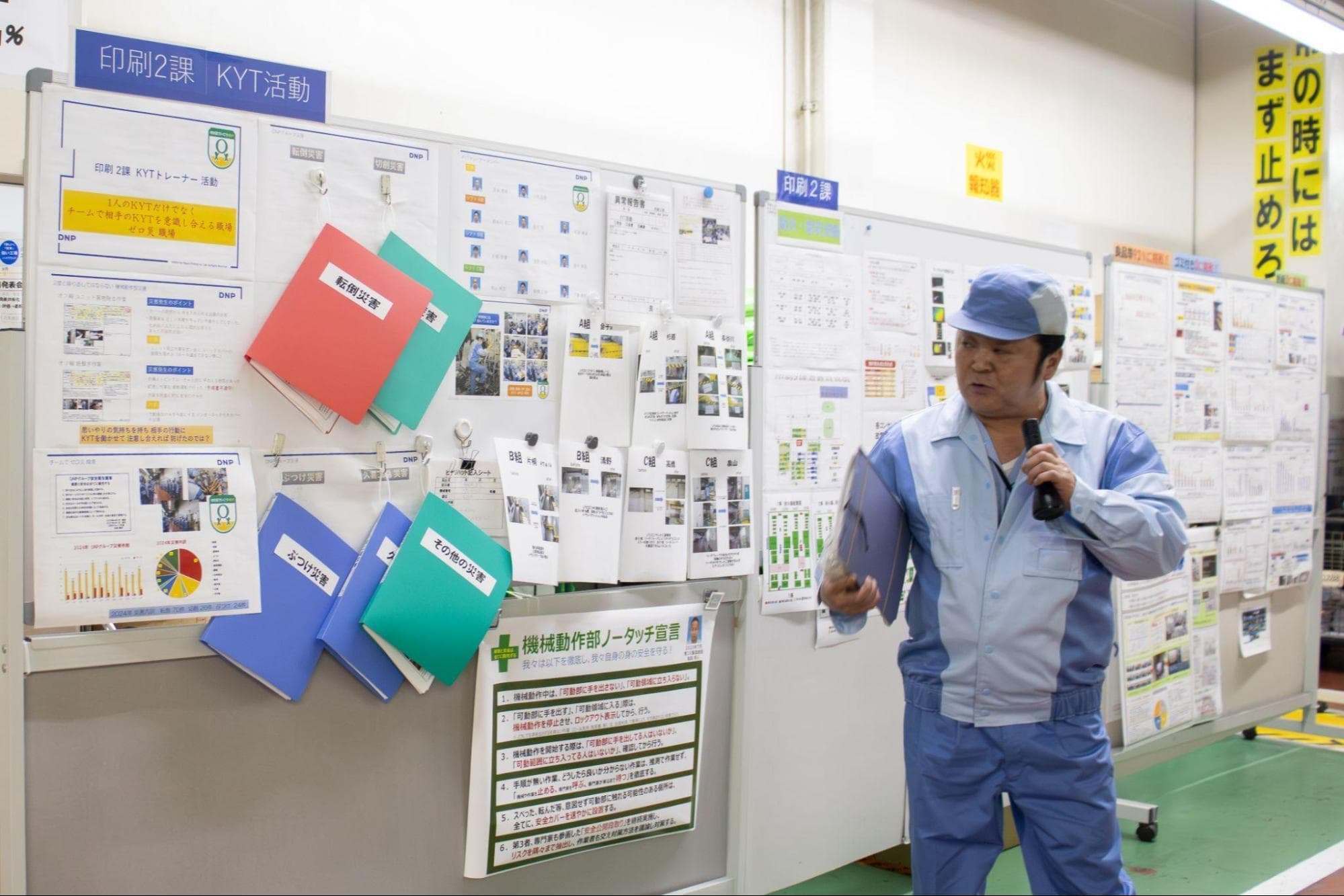 工場見学の際、井上さんはメンバーの取り組みにことあるごとに親指を立て「すばらしい!」と笑顔で声をかけていた