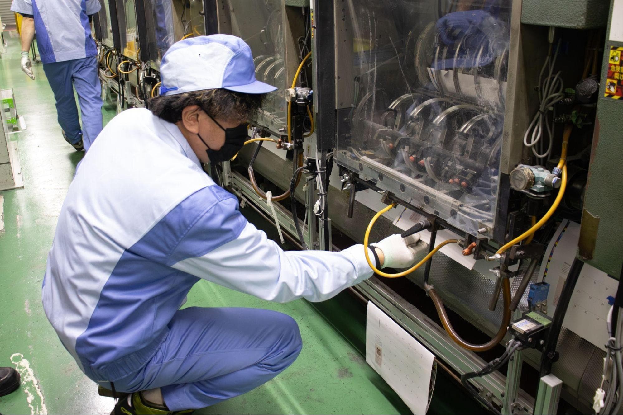 取材当日、トラブル発生時に、二人一組で対応するようになったというKYTの成果を実演。二人で指さし確認し、事故防止を徹底する