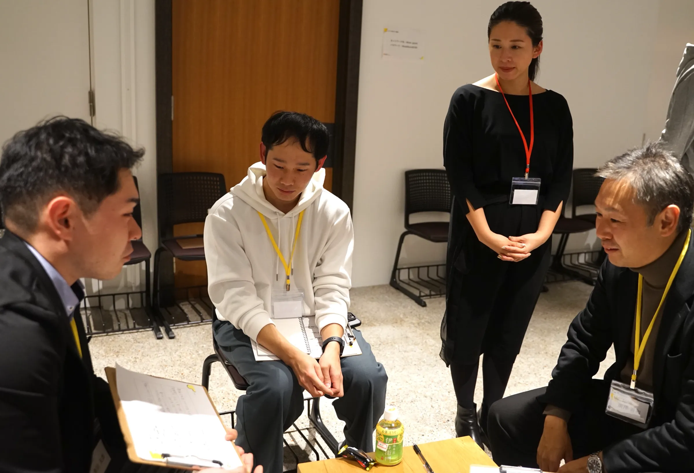 お互いの発表に真剣に耳を傾けます